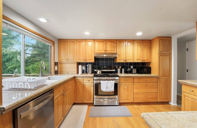Kent Parks Entire Upper Unit with Large Deck