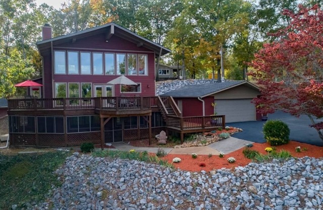 Kentucky Lake Chalet - Private Dock / Hot Tub