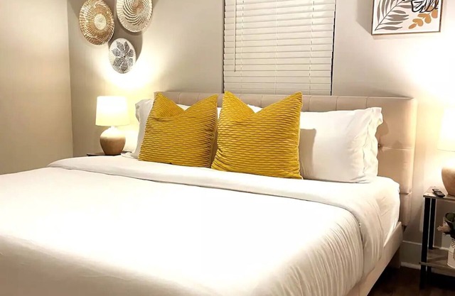 Kenzie’s Place | Luxe King Beds | Cozy | Modern