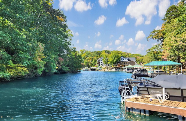Keowee Adventures ~ Peaceful Lakefront Home on Keowee ~ 7 Miles from Clemson!