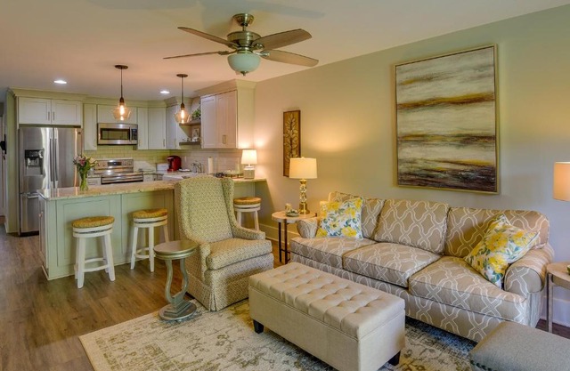 Keowee Key Condo Rental with Golf Course View!