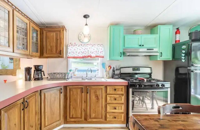 Kerhonkson, Hudson Valley home with covered porch, fireplace, huge lawn/yard