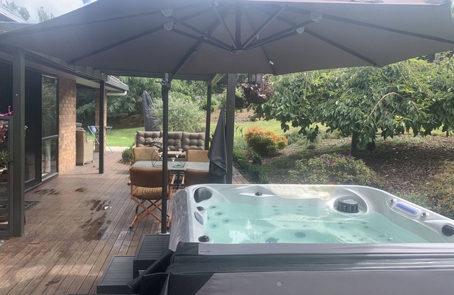 Luxury home with spa 2 mins from boat ramp Kerikeri inlet, Private lounge and TV