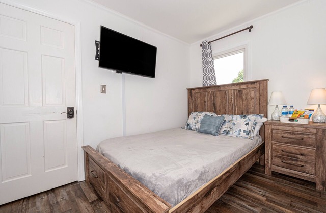 Kernersville Sleeps 16+ w/ Hot Tub Arcade King Bed