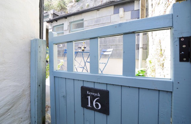 Kernyck, Port Isaac - a traditional cottage, sleeps 4 guests, allows dogs