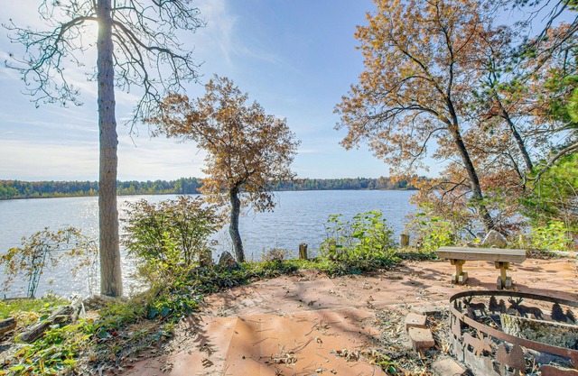Keshena Lake House: Fire Pit, Deck