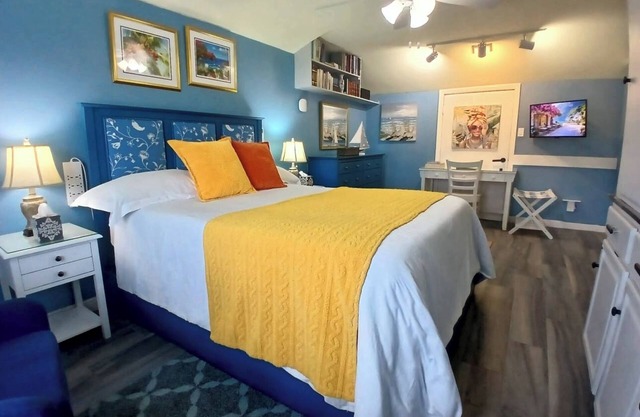 Walking distance to Sandals Beach, Baha Bay/Baha Mar! Cozy Cable Beach apartment
