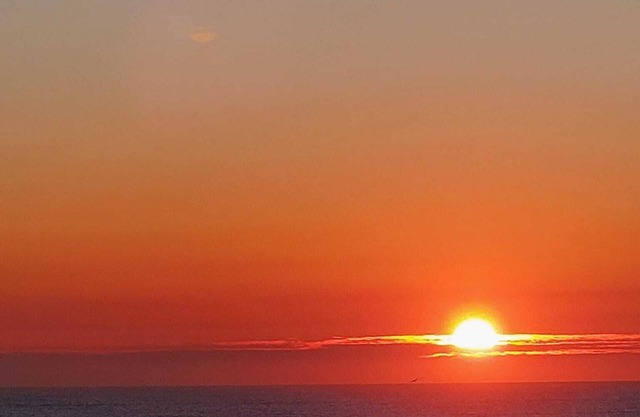 Ketch a Sunrise – Oceanfront Boutique, Top-Floor Condo—The Perfect Retreat