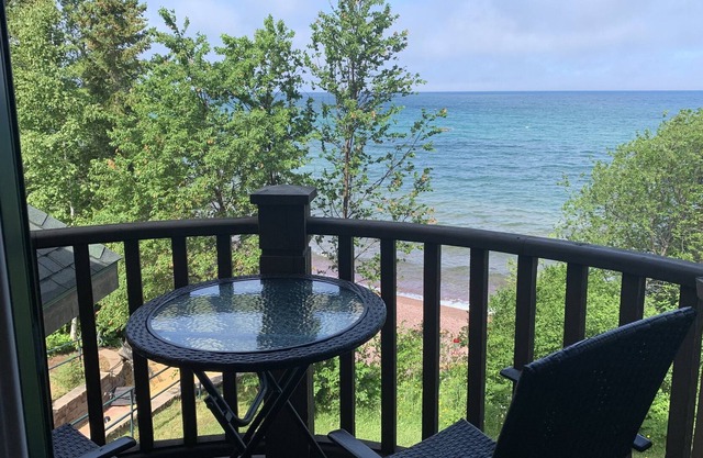 Die Balkonsuite: Keweenaw Castle Resort am Ufer des Lake Superior