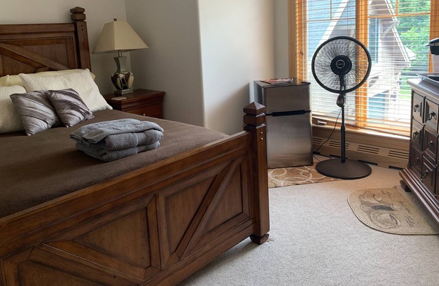 The Cubby Room: Das Keweenaw Castle Resort liegt direkt am Lake Superior