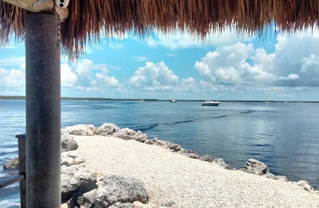 Key Largo Cozy Cottage! Paradise Awaits you! Private Beach& Boat Ramp