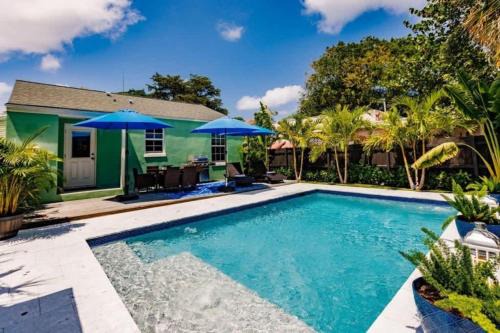 Key Lime Cottage - Bask Poolside in a Historic Flamingo Park Gem