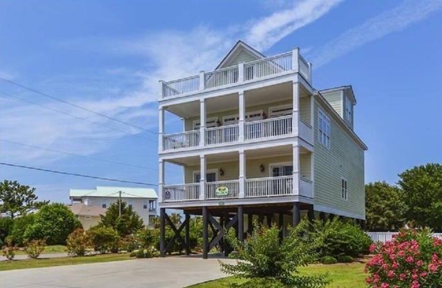 Key Lime Pie!! 8 bed/7bath/3rd Row/Short Walk to Beach!!