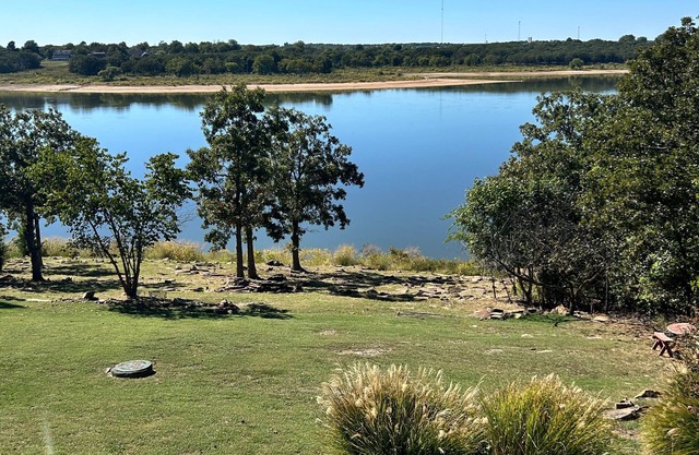 Remodeled Lakefront Guest House on Keystone Lake