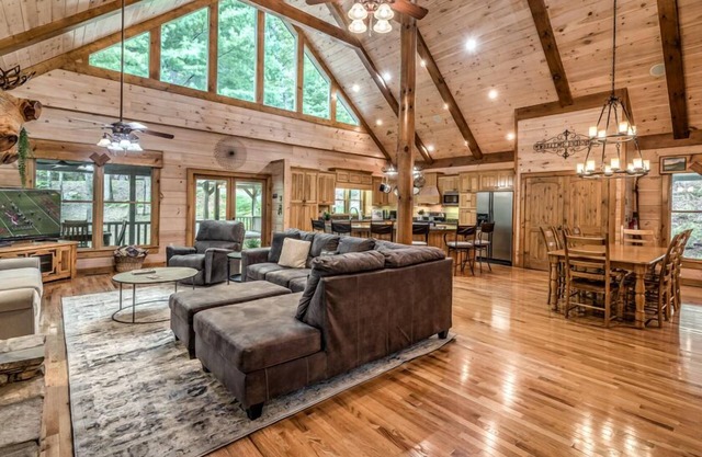 Kick Aska Lodge - Pet Friendly | Hot Tub | Family Friendly | Game Room