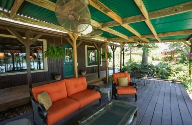 Kick back, relax, chill out and enjoy the lakeside lifestyle!