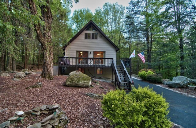 Kick off Summer vacation in The Hideout on quiet cul-de-sac, walk to the Marina!