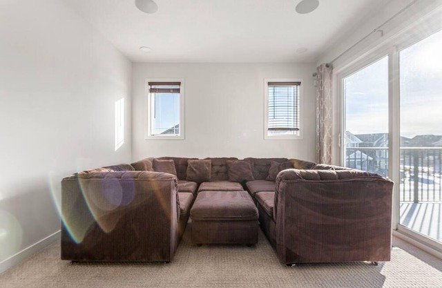 Kid-Friendly 3BR Duplex: Explore Rockies, Cochrane Charm & Calgary