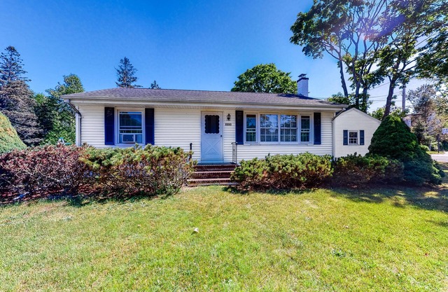 Kid-Friendly Home near the Ocean with Private Gas Grill, Fast WiFi, and Cable