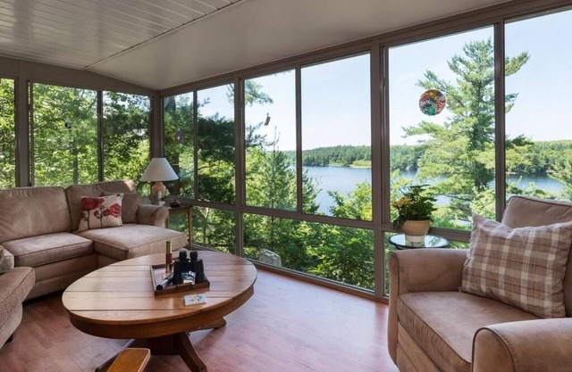 Kid-friendly lakefront family cottage (4br, 3ba) on 11 acres with swim-off dock