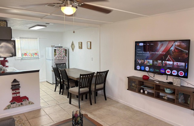 Kid-Friendly/ Walk to Playground 2-bedroom house in Gulf Breeze with WiFi and AC