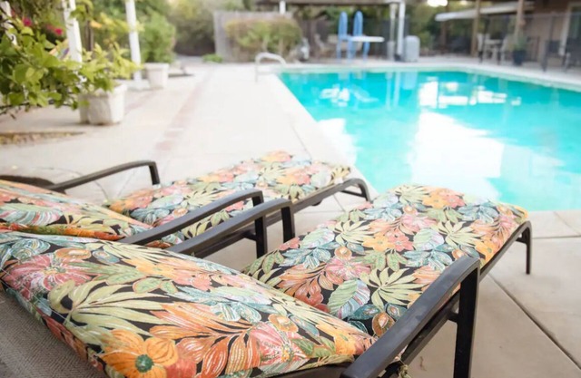 Kid & Pet Friendly Retreat Near Sequoia National Park, Playground, Pool & Gym