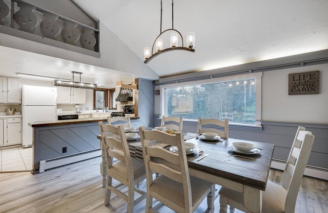 Killington Mountain Home! HotTub & 5 min to Skiing! by RedAwning