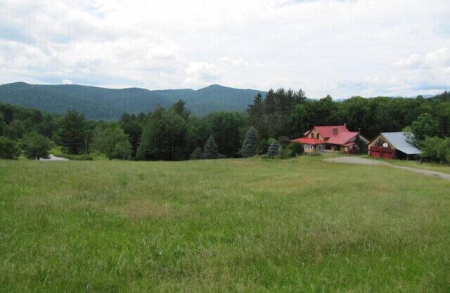 Geräumiges Haus mit 13 Zimmern am Fuße der Ostseite der Green Mountains von VT