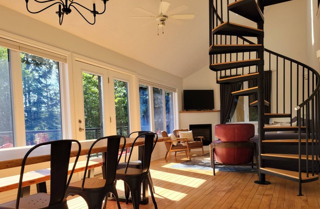 Kimberley Cottage. Hot-tub, Views, Hiking and Skiing
