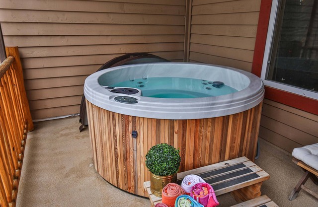 Kimberley Ski Hill Golf Condo Private Hot Tub Comfortable