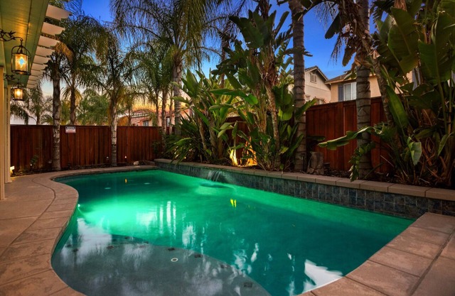 Kimberlys Château Salt Water Pool Waterfall Spa! 4100sqft 3min to Lake Elsinore!