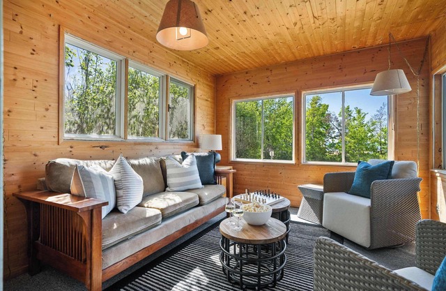 Kinepik Cottage Sunroom with Beach Access
