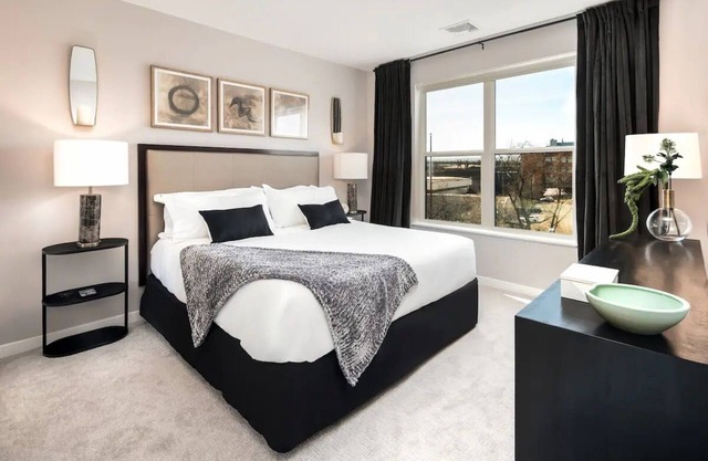 King 1BR W/ Parking, Pool & Gym