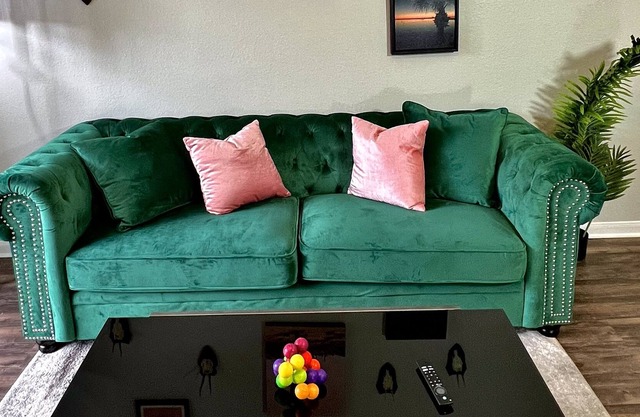 King Bed - 2 bed uptown West Village, Katy trail