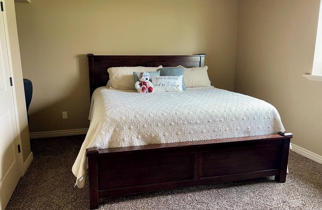 KING bed, 2-bedroom, full kitchen, pickleball, park. Private, spacious basement.