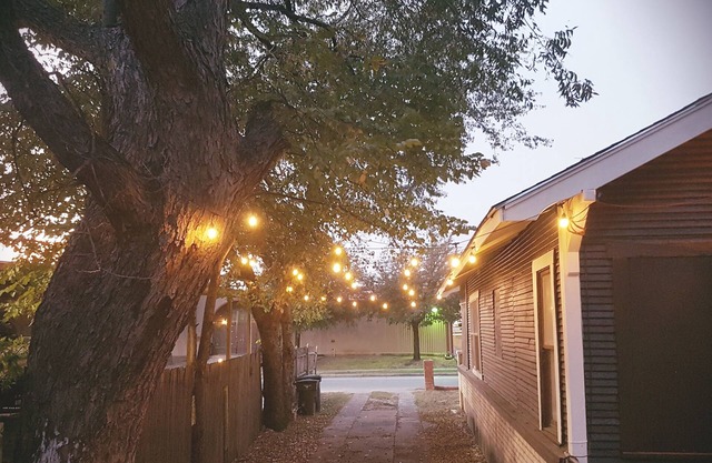 KING BED, 2 HOMES , 2 KITCHENS, SLEEPS UP TOO 13, 3 MINS FROM STOCKYARDS FORTWORTH!