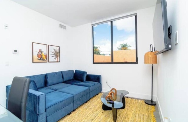 King Bed 2B/2Ba Oasis minutes to Brickell 6 guests