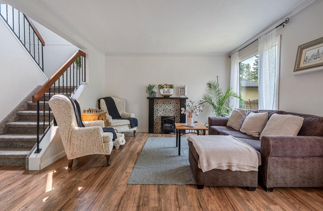 KING BED! 3 Bdrms- FAST WIFI- A/C - Family-Friendly!