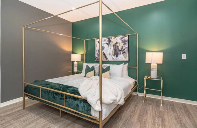*King Bed*300Mbps*W/D*Smart TVs*Wealth Suite