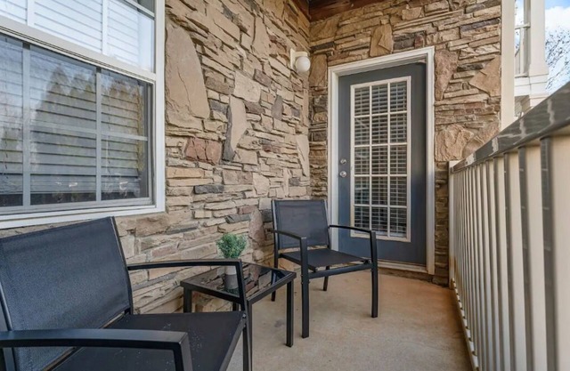 ⭐️King Bed⭐️7min✈️⭐️Self Check-In⭐️Smart TVs⭐️Patio