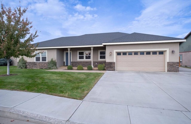 King Bed, Amazing Views, Yard & Garage 3/2 #681