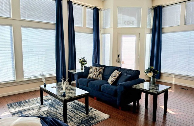 King Bed Apartment-Near Major Hospitals Unit A