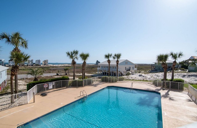 King bed + bunks, Quiet beach, Pool, hot tub & balcony, walk to beach, 1b&2bath