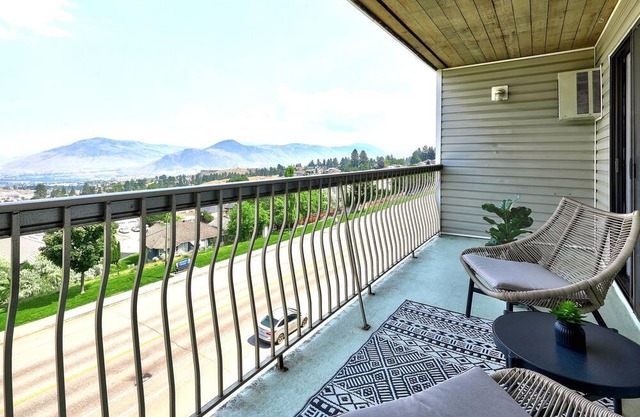 King Bed City View Suite | FREE Parking, Patio