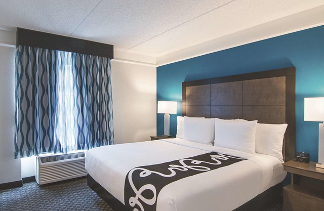 King Bed Deluxe, La Quinta Inn & Suites, Poolside Fun, Near UCF & Universal