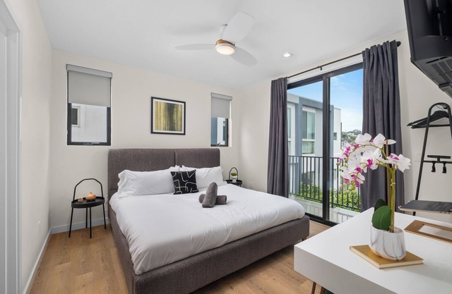 King Bed, EV Charger, Sleeps 8, Balcony, Laundry