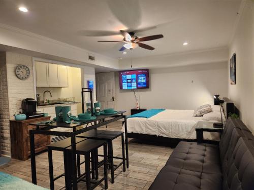 King Bed Exec Suite Hot Tub, Gym, Grill & Laundry