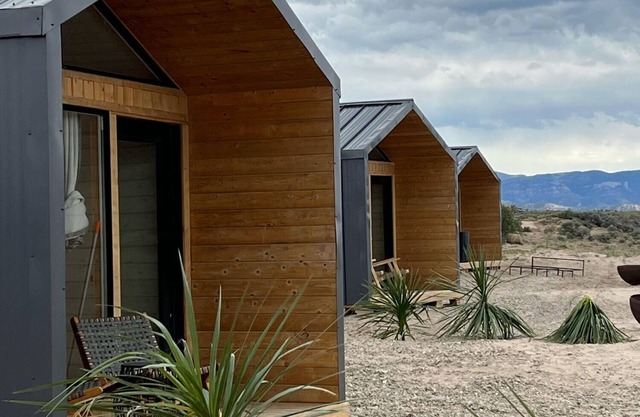 Package Deal Sleeps 9! Sandy Beach, Awesome Views, Steps to the Water.