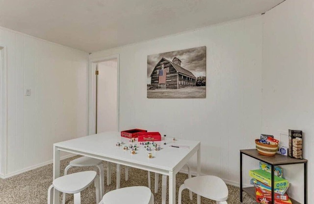 King Bed, Full Kitchen, Central Location!