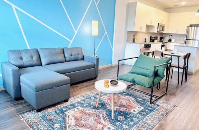 King Bed Getaway, Pets Allowed, 15 Min to Parks